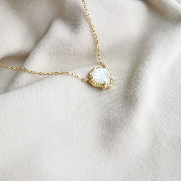 Kendra Scott Brynne Shell Ivory Mother-of-Pearl Necklace Gold - Picture 3 of 4